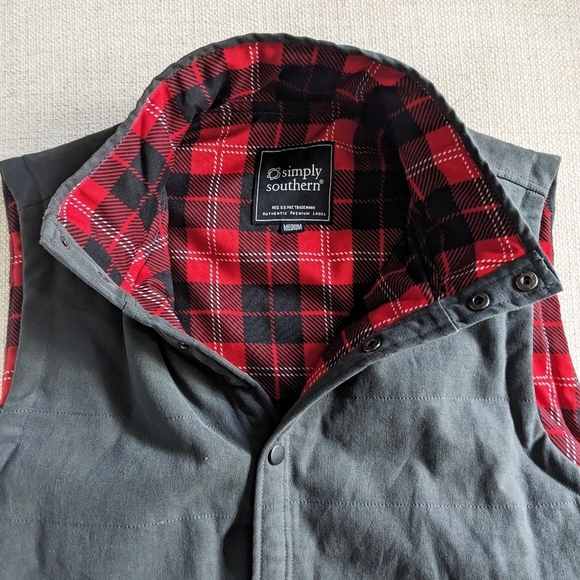 Simply Southern Men's MEDIUM Gray Red Plaid Quilted Snap Front Vest w/Pockets - Picture 3 of 7